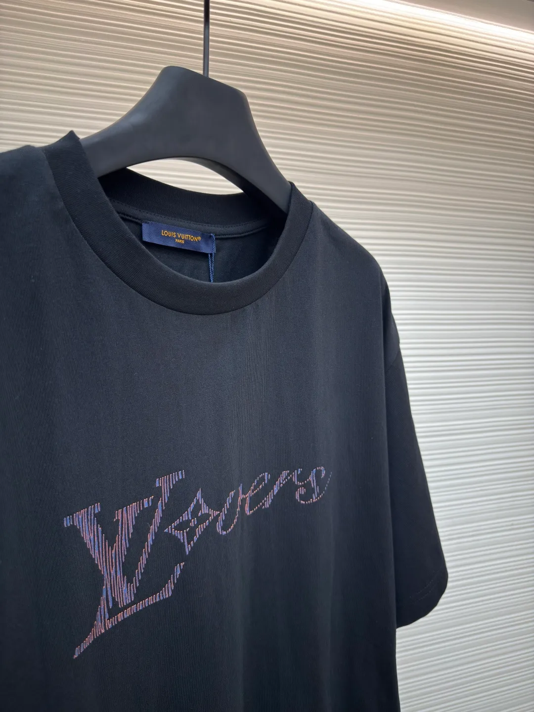 LOUIS VUITTON sequin letter short sleeves ●Authentic product: Purchased and developed by 8989 ●Item number: 1680196-A00 ●Fabric: single yarn compact fine cotton ●Technology: wool washed ●Version: fitted version ●Weight: about 310 grams ●Size: S-M-L-XL ●Description: Made of combed cotton fabric, 100% cotton, the fabric is custom-woven and dyed, the upper body is supple, and the sequined embroidered letters make the garments gorgeous, high-end, brand-element, colorful, and the first choice for contemporary young people. The heavy-duty sequin embroidery uses imported embroidery machines, YB has consistent positioning, and is three-dimensional and full! There are requirements for the machine, the sequins are tightly arranged and orderly, loose version, the same style for men and women!